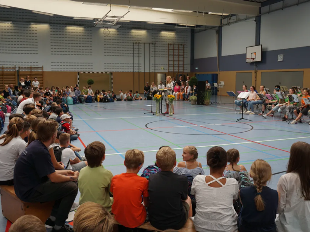 Blick über die Köpfe auf das Geschehen in der Hallenmitte.
